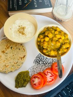 এক বারে বেশি পরিমাণ খাবার না খেয়ে অল্প অল্প করে বারবার খান। এটি হজম প্রক্রিয়াকে সহজ করবে এবং শরীরে অতিরিক্ত চাপ দেবে না। এর ফলে সারা দিন শরীর সতেজ থাকবে।