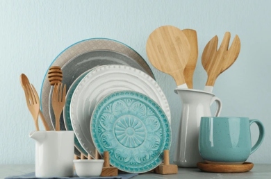 চিনামাটির জিনিস কেনাই যদি মূল লক্ষ্য হয় তবে চলে আসতে পারেন চিংড়িঘাটার কাছে। বাইপাসের পাশেই একাধিক দোকান বসে ফুটপাথে। সেখান থেকে কিনতে পারেন বাসন সহ নানা ধরনের ঘর সাজানোর জিনিস। 