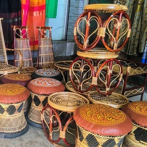 এ বার পুজোয় সে ভাবেই ঘর সাজাবেন নাকি? গৃহসজ্জায় পুরনো আমলের সুবাস ফিরিয়ে আনার কয়েকটি উপায় হল—  ১. আসবাবপত্রে পুরনো ছোঁয়া: কাঠের কারুকাজ করা চেয়ার, টেবিল বা দোলনা রাখুন ঘরে। পুরনো সিন্দুক, আলমারি, বা দাদু-ঠাকুরমার আমলের আসবাব ভিন্টেজ লুক এনে দেবে। বাঁশ বা বেতের চেয়ার টেবিলও দারুণ মানায়।