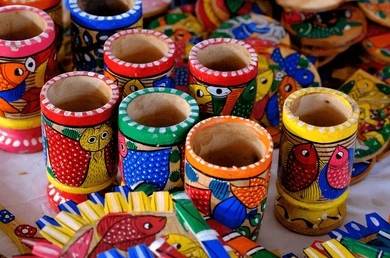 এজরা স্ট্রিটও হতে পারে আপনার গন্তব্য। এখানে বিভিন্ন ধরনের ঝাড়বাতি, লণ্ঠন, আলো সহ নানা ধরনের ঘর সাজানোর সামগ্রী পেয়ে যাবেন। 