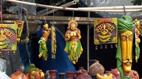 এ ছাড়া শহরের বুকে মাঝে মধ্যে যে মেলা বসে, মূলত হস্তশিল্প মেলায় গেলে সেখান থেকেও কম দামে, নানা ধরনের শৌখিন জিনিস কেনা যাবে ঘর সাজানোর জন্য। (এই প্রতিবেদনটি ‘আনন্দ উৎসব’ ফিচারের একটি অংশ।)