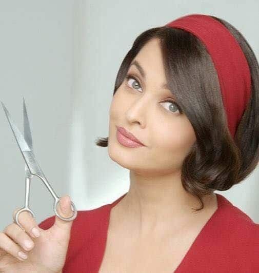 হেয়ার ব্যান্ড দিয়ে স্টাইলিং: ছোট চুলের স্টাইলিংয়ের সবচেয়ে সহজ উপায় হল, একটি স্টাইলিশ হেয়ার ব্যান্ড ব্যবহার করা। পোশাকের সঙ্গে মানানসই একটি হেয়ার ব্যান্ড আপনার লুক পাল্টে দিতে পারে।