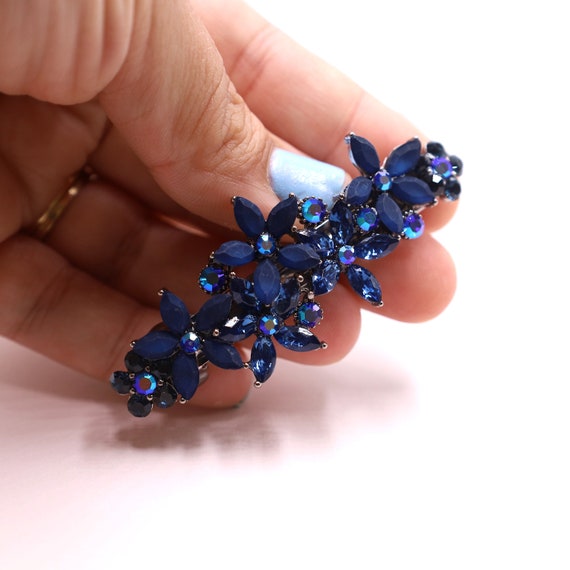 বাহারি ক্লিপের ব্যবহার: চুলে অতিরিক্ত কিছু না করে শুধুমাত্র একটি বা দুটি সুন্দর ক্লিপ ব্যবহার করতে পারেন। পাথর বসানো, মুক্তোর কাজ করা বা ফ্লোরাল ডিজাইনের ক্লিপ ব্যবহার করা যায়।  