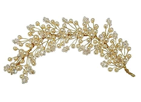 সাইড পার্ট করে এক্সেসরিজ: চুলকে একপাশে আঁচড়ে নিন এবং চুলের একপাশে একটি বড় ক্লিপ বা ফুলের সাজ ব্যবহার করুন। ছোট চুলের জন্য এই স্টাইলটি খুবই মানানসই।