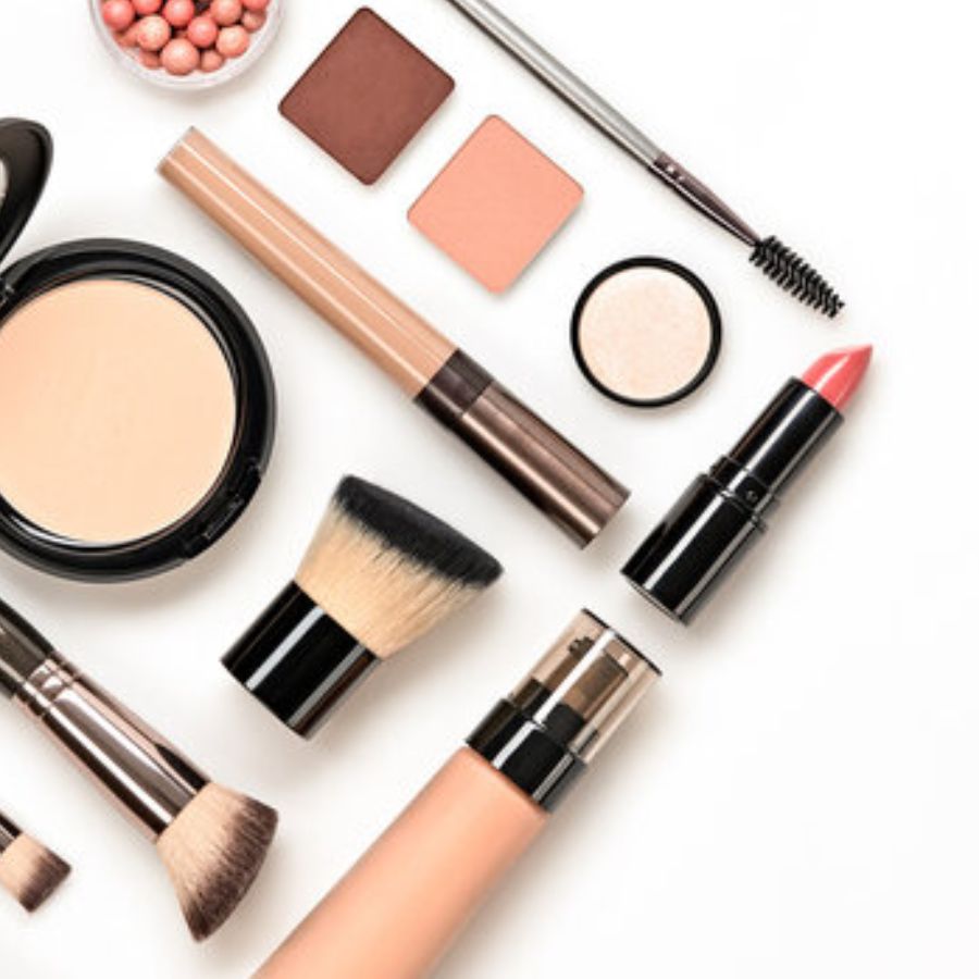 ২.ঘন ঘন ফেস ওয়াইপস বা ব্লটিং শিট ব্যবহার করুন, পাউডার বারবার না দিয়ে। 