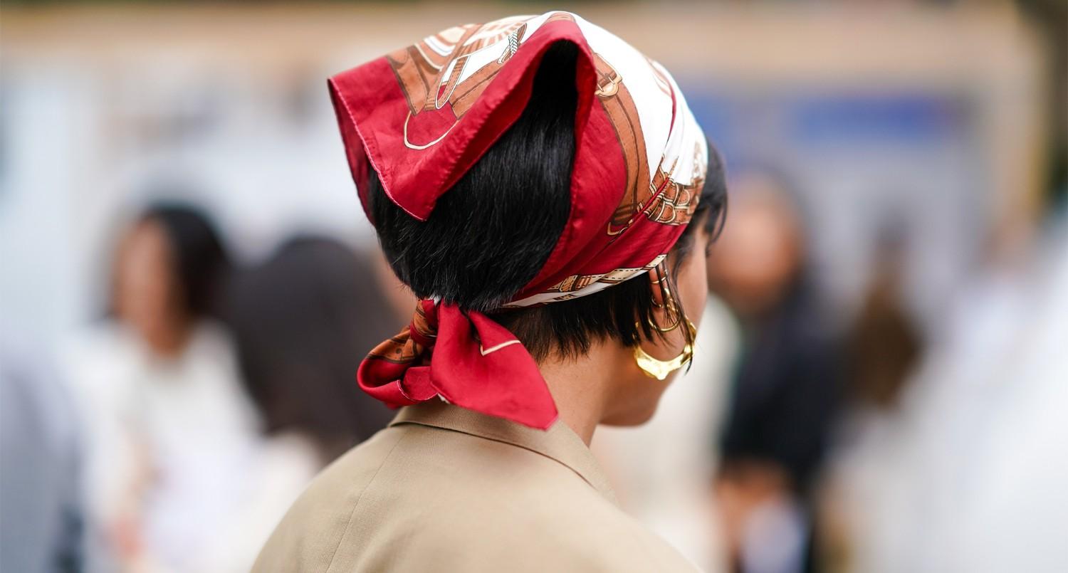 স্কার্ফ বা বান্দানা স্টাইল: একটি রঙিন স্কার্ফ বা বান্দানা দিয়ে চুল বেঁধে নিতে পারেন। এটি চুলকে এলোমেলো হওয়ার হাত থেকে বাঁচায় এবং একই সঙ্গে একটি বোহেমিয়ান ও স্টাইলিশ লুক দেয়। 