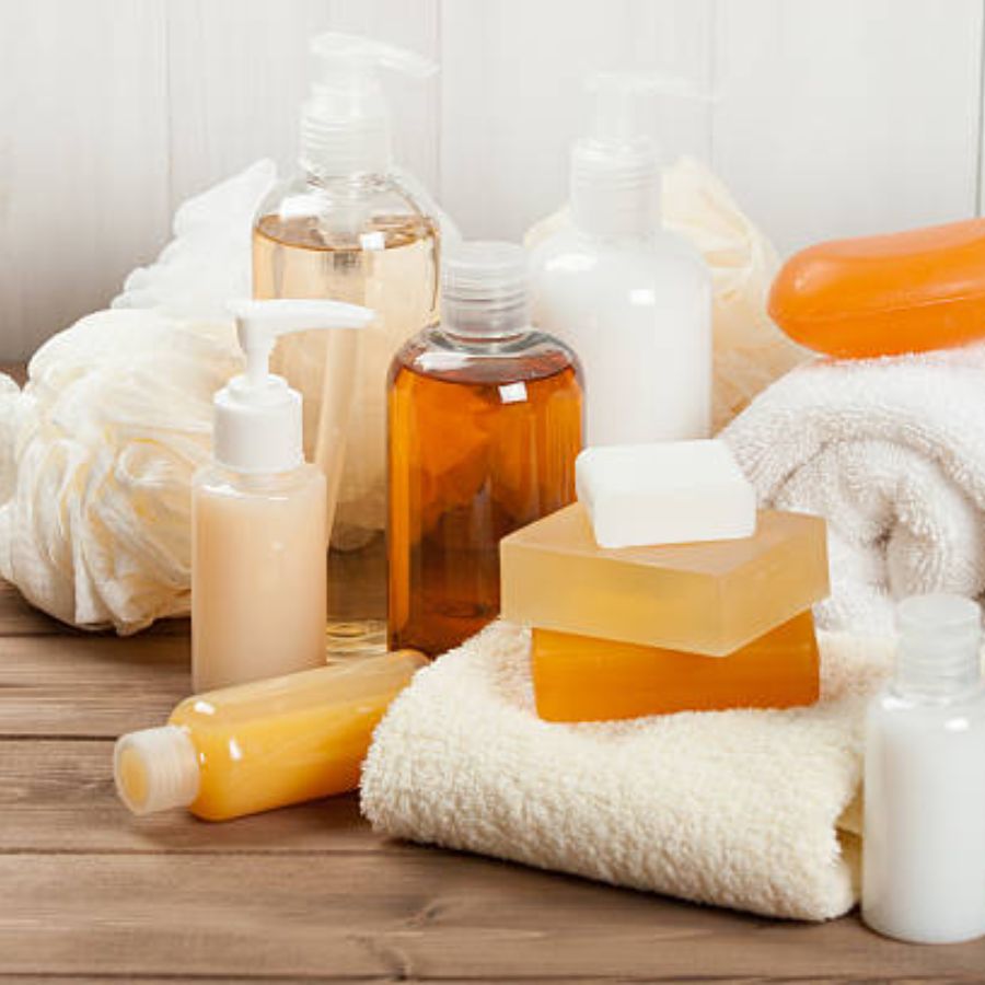 গরমে মেকআপ টিকিয়ে রাখার সহজ কৌশল:  ১.অয়েল-ফ্রি ময়েশ্চারাইজার: ত্বক আর্দ্র রাখবে, কিন্তু তেলতেলে করবে না।