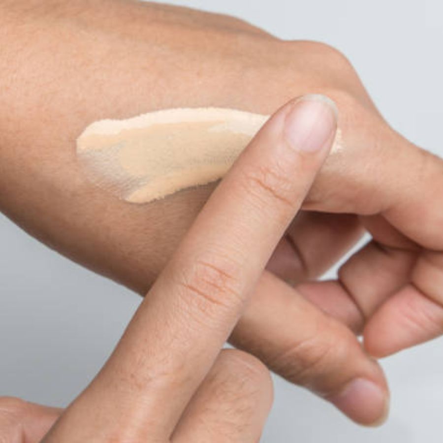 ২.প্রাইমার (ম্যাটিফাইং প্রাইমার): ঘাম ও তেলের কারণে মেকআপ নষ্ট হওয়া কমাবে। প্রাইমার ব্যবহার করলে ত্বকের সঙ্গে সরাসরি ফাউন্ডেশনের যোগ থাকে না। প্রাইমার মাখলে গরমে মেকআপ গলে যাবে না এবং আর্দ্র আবহাওয়ায় পরিছন্ন থাকবে।