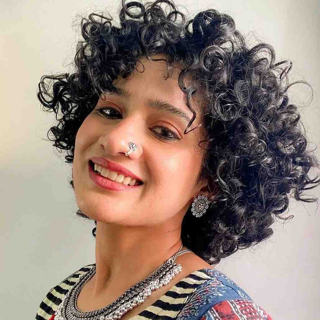 কার্লি বা ওয়েভি লুক: ছোট চুলকে কার্ল বা ওয়েভি করে দেখতে পারেন। এটি চুলকে আরও ভলিউম দেবে এবং রোমান্টিক লুক তৈরি করবে। হালকা হেয়ার স্প্রে ব্যবহার করে কার্লগুলি সেট করে রাখতে পারেন।