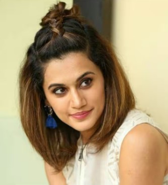 ৭.সেটিং স্প্রে (ম্যাট ফিনিশ): মেকআপ লক করে রাখবে দীর্ঘ সময়। মেকআপ-এর শেষে সেটিং স্প্রে ব্যবহার করাটা জরুরি।