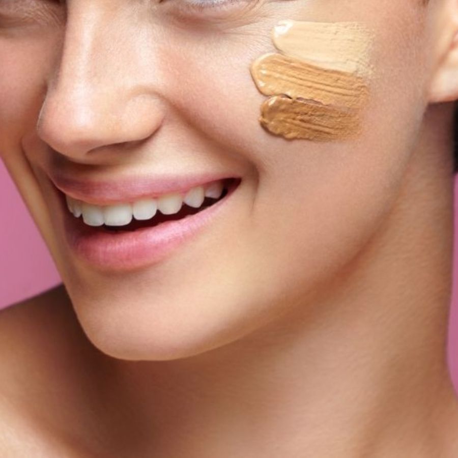 ৩.লাইটওয়েট ফাউন্ডেশন/বিবি ক্রিম: ভারী ফাউন্ডেশন এড়িয়ে হালকা বেস ব্যবহার করা ভাল। ওয়াটার-বেসড লিকুইড ফাউন্ডেশন ব্যবহার করুন।