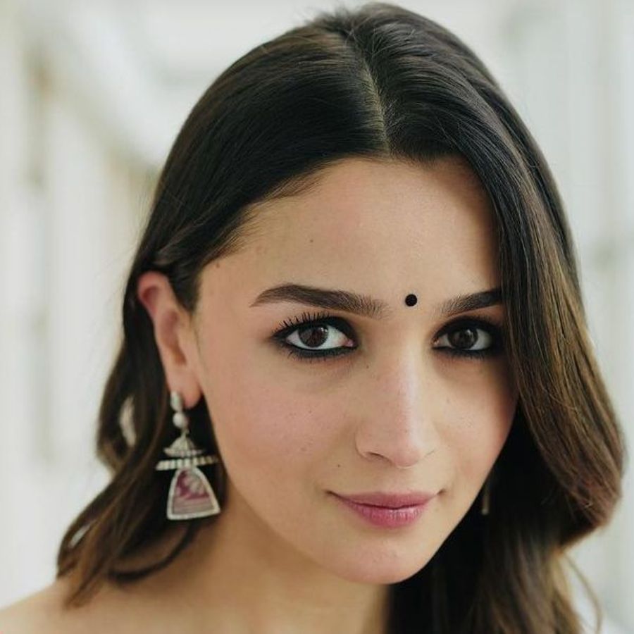 ৪.স্মাজ-প্রুফ উপাদান: কাজল, আইলাইনার, আইশ্যাডো এবং মাসকারা, চোখের সমস্ত সাজ যেন স্মাজ-প্রুফ হয়। চোখের মেকআপ যেন সহজে ঘেঁটে না যায়।  হাইলাইটার প্যালেটের ফর্মুলেশন সে রকমই হওয়া উচিত, যাতে মুখে কালো ছোপ না পড়ে।