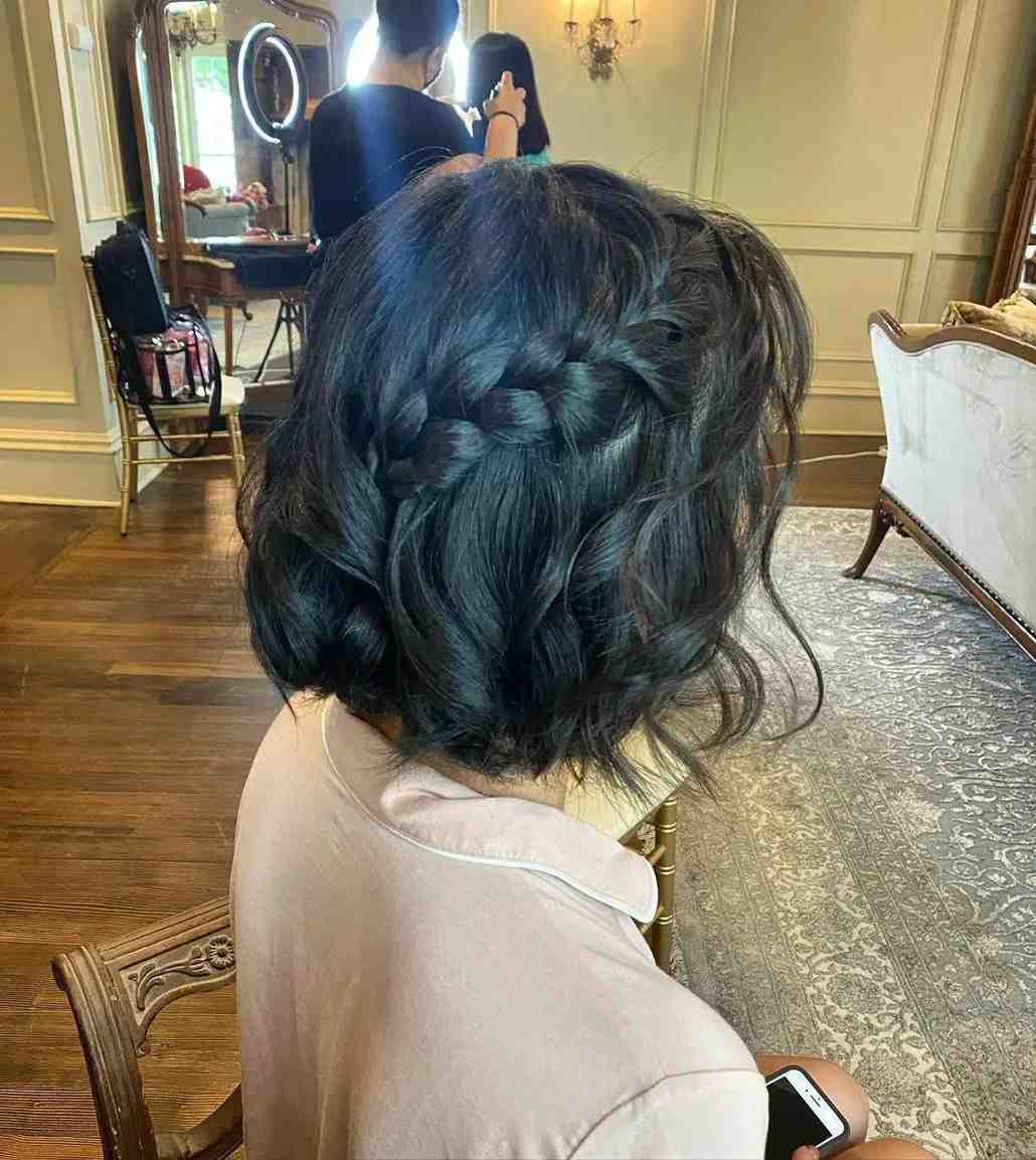 ফোরহেড ব্রেড: সামনের দিকের চুল নিয়ে একটি ছোট বিনুনি করে কপালের পাশ দিয়ে নিয়ে যান এবং পেছনে ক্লিপ দিয়ে আটকে দিন। (এই প্রতিবেদনটি ‘আনন্দ উৎসব’ ফিচারের একটি অংশ।)