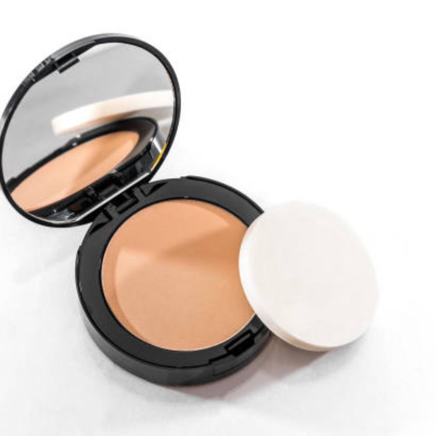 ৫.কমপ্যাক্ট পাউডার / ট্রান্সলুসেন্ট পাউডার: মেকআপ সেট করবে ও ঘাম শুষে নেবে। মেকআপকে বসতে সাহায্য করে এটি।