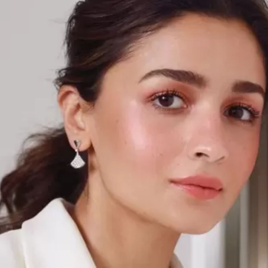 ৬.লিপ টিন্ট / ম্যাট লিপস্টিক: গরমে ক্রিমি বা গ্লসি লিপস্টিক সহজে ছড়িয়ে যায়, তাই হালকা ও লং-লাস্টিং শেড ভালো।