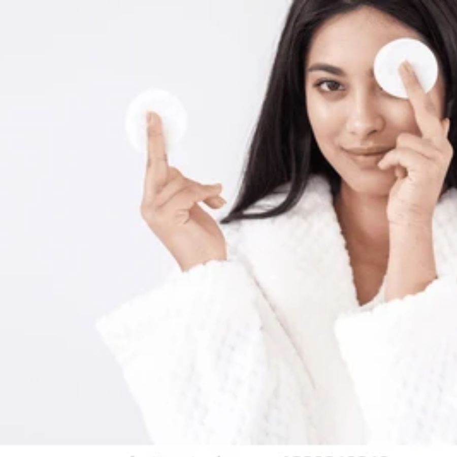 ৮.টাচ-আপ রাখুন: ছোট টিস্যু বা ব্লটিং পেপার সাথে রাখলে বাড়তি তেল ও ঘাম মুছে ফেলা সহজ হবে।