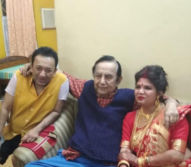 বিয়ের পর জয় এবং তাঁর বাবার সঙ্গে অঙ্কিতা।