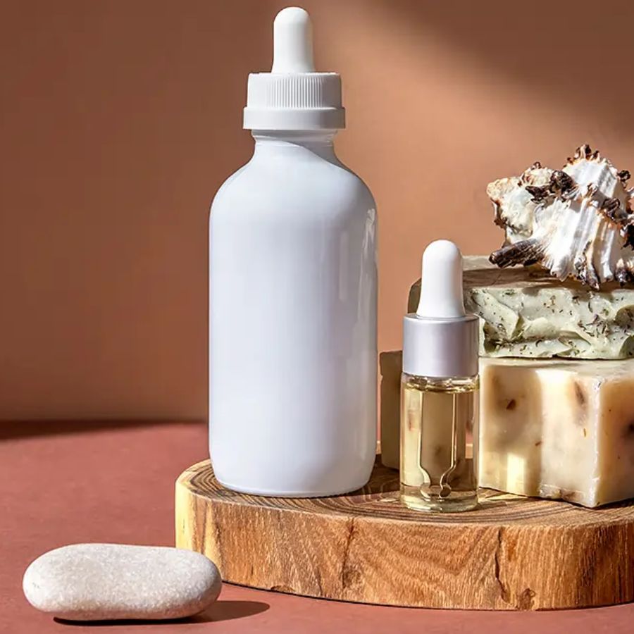 ৪.এসেন্স– এটি কোরিয়ান ত্বক পরিচর্যার মূল ধাপ, যা ত্বককে ভিতর থেকে আর্দ্র রাখে।