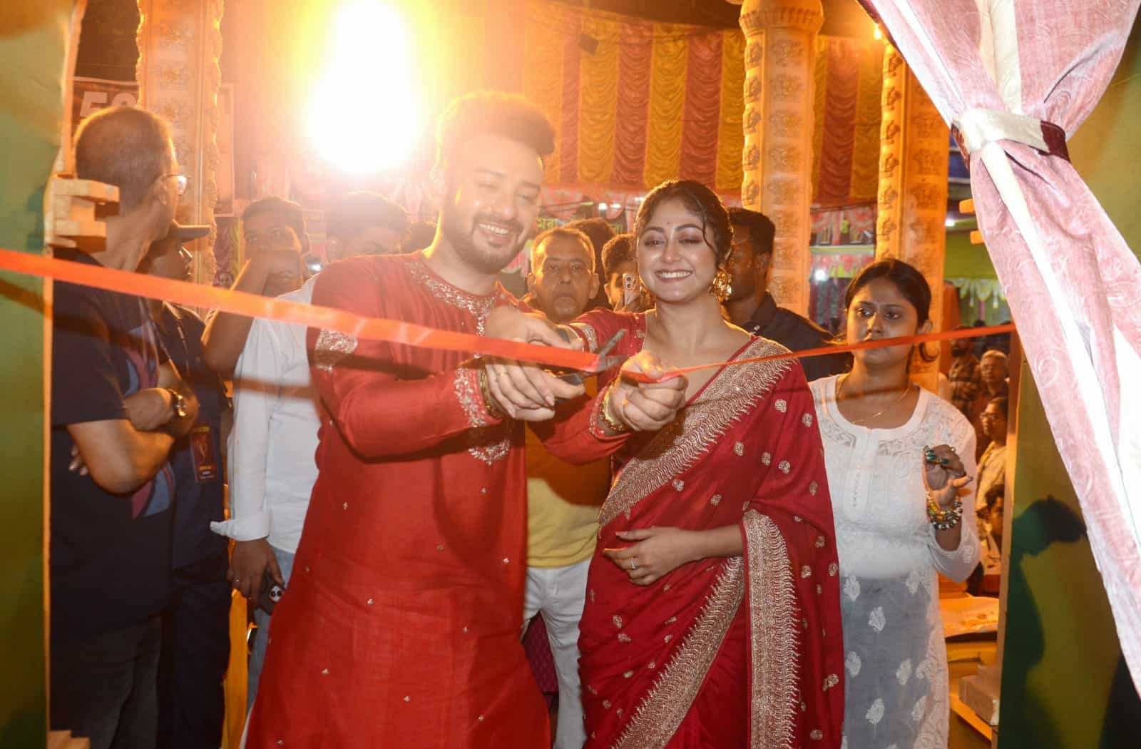 এই বিশেষ অনুষ্ঠান উপলক্ষেই সেখানে উপস্থিত ছিলেন ‘কথা’ ধারাবাহিকের দুই অভিনেতা সাহেব ভট্টাচার্য এবং সুস্মিতা দে। বিকেল থেকেই মণ্ডপ চত্বরে ভিড় অনুরাগীদের। অপেক্ষার অবসান ঘটিয়ে তাঁরা এলেন। ফিতে কাটলেন। প্রদীপ জ্বালালেন এবং শেষে যেন মিশে গেলেন ভক্তদের সঙ্গে।