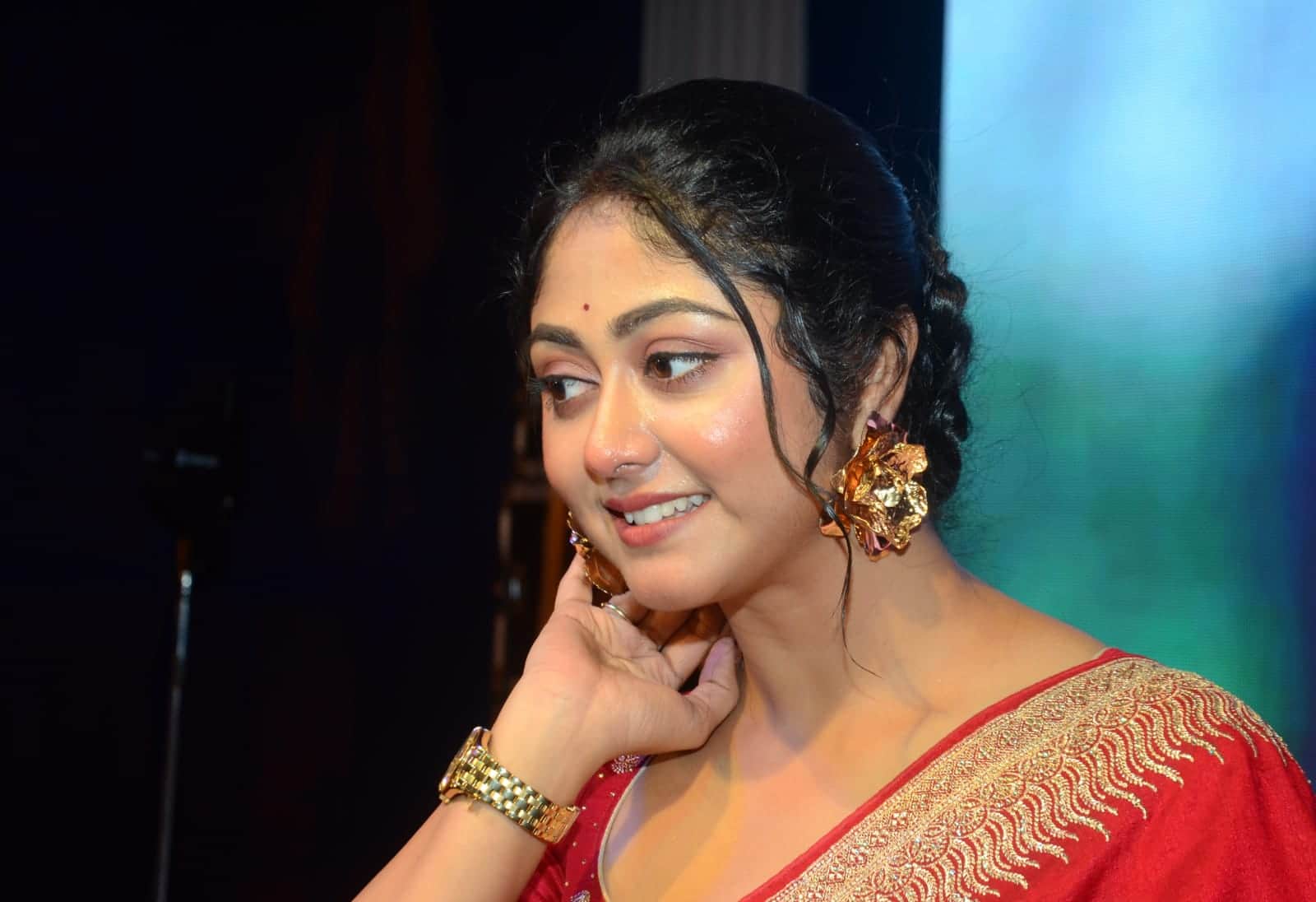 কেমন কাটল সময়টা? সাহেব এবং সুস্মিতার দু’জনের কথাতেই উচ্ছ্বাসের সুর। অভিনেত্রী বললেন, “খুব ভাল লেগেছে। এত মানুষের ভালবাসা ও আশীর্বাদ রয়েছে আমাদের সঙ্গে। একজন বয়স্কা এসে জানান, তিনি নাকি না খেয়ে ‘কথা’ দেখেন। এগুলিই তো আশীর্বাদ।” 