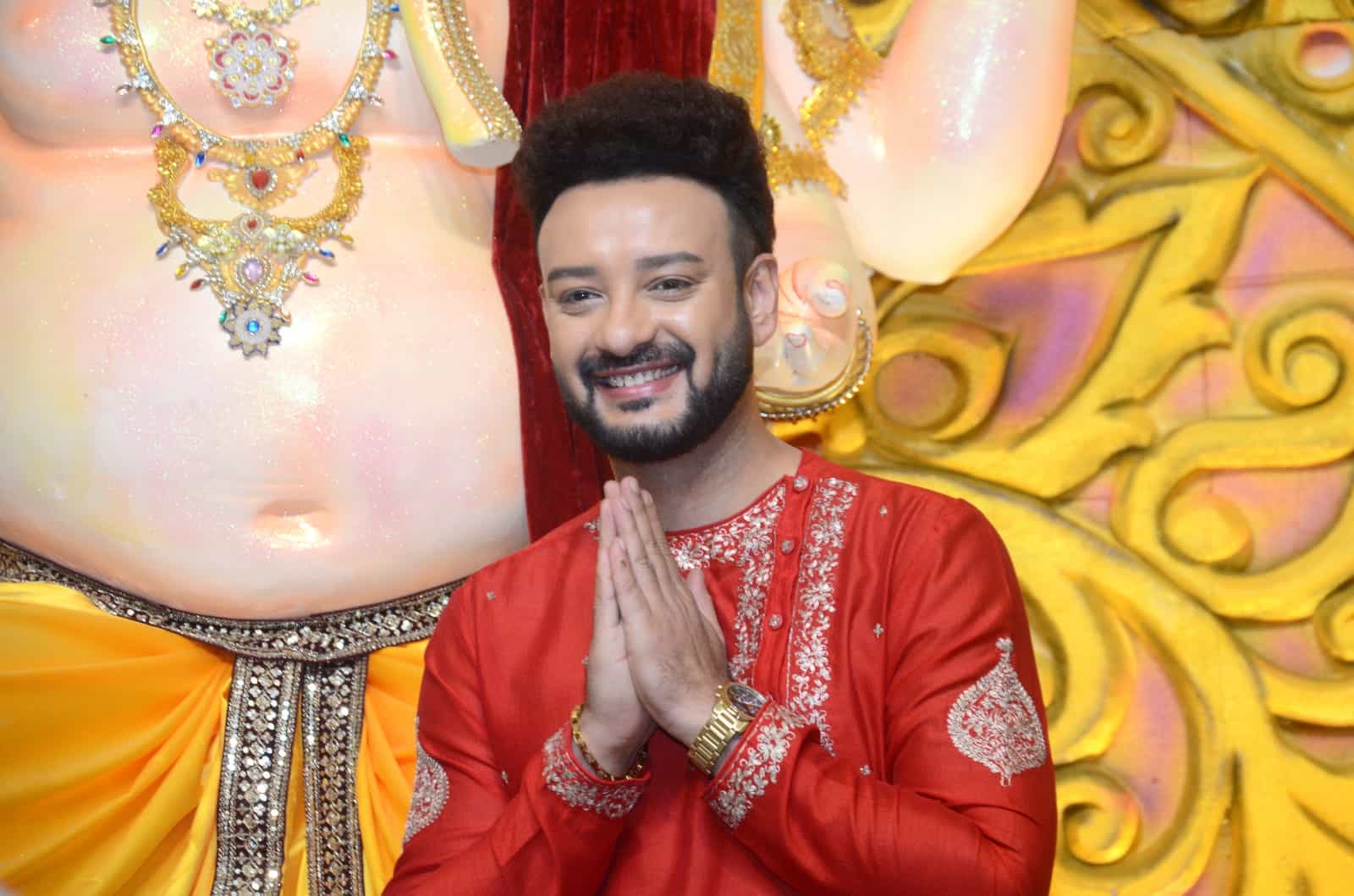 সাহেবের কথায়, “গতকাল খড়দহে গিয়ে সম্পূর্ণ পুজোর আমেজটা উপভোগ করলাম। ওখানে গিয়ে যে অভ্যর্থনাটা পেলাম, তা অনবদ্য। বিশেষ করে আমাদের ঘিরে মা-কাকিমারা সাধারণত মজা করেই থাকেন। নিজেদের ছেলে-মেয়ের মতো শাসনও করেন তাঁরা। এই সবই কাল হয়েছে। দর্শকদের সঙ্গে বোধহয় এমনভাবে প্রথম আলাপ জমল।”   