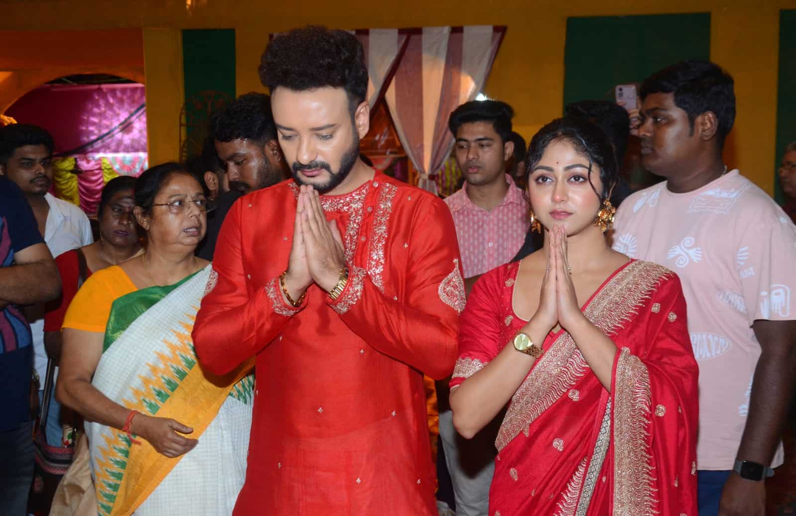 গণেশ পুজো যেন উৎসবের ঢাকে কাঠি পড়ে যাওয়ারই সমান। আর পুজোর আমেজ শাড়ি-পাঞ্জাবি ছাড়া অসম্পূর্ণ। 