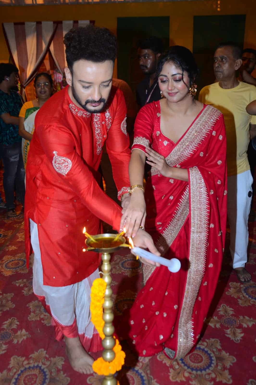 এ দিন রংমিলান্তি পোশাকে ধরা দিলেন ‘কথা’ ধারাবাহিকের প্রিয় ‘কথা’ ও ‘এভি’। সাহেবের পরনে ছিল লাল পাঞ্জাবি। লাল রঙা শাড়ি এবং পরিমিত রূপটানেই অপরূপা হয়ে উঠেছিলেন সুস্মিতা।  