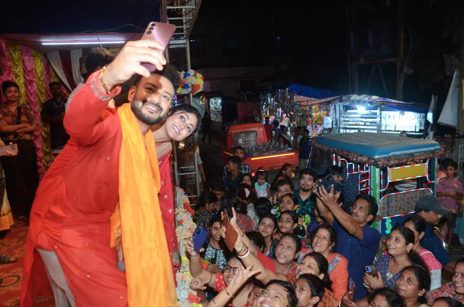 দর্শকমহলে ‘কথা’ ধারাবাহিকের জনপ্রিয়তা আসলেই আকাশছোঁয়া। প্রিয় তারকা জুটিকে সামনে থেকে দেখতে মুখিয়ে ছিলেন সকলেই। 