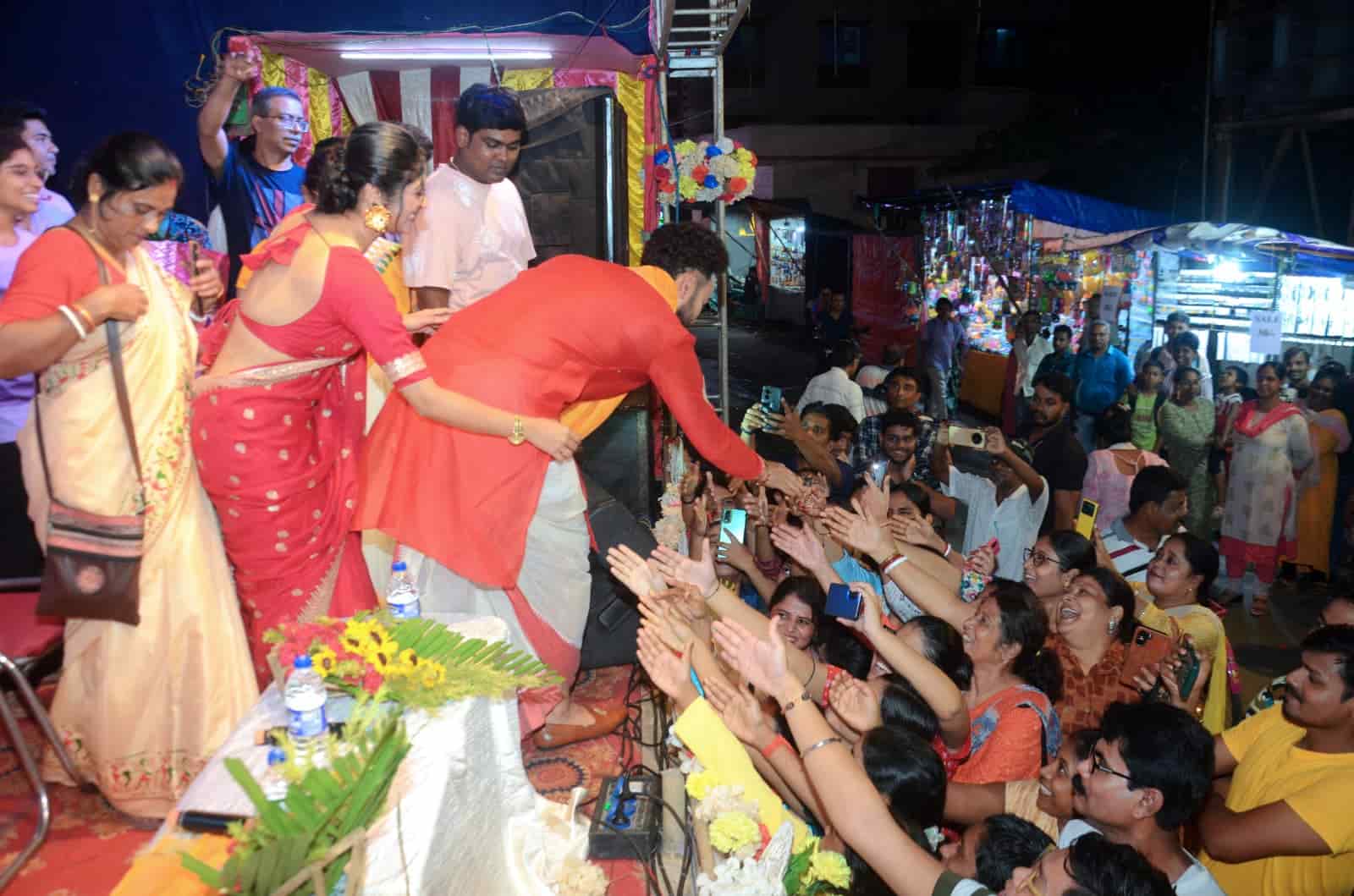 এ দিন সাহেব এবং সুস্মিতাকে ঘিরে ভক্তদের উন্মাদনাটা এই ছবিতেই স্পষ্ট। 