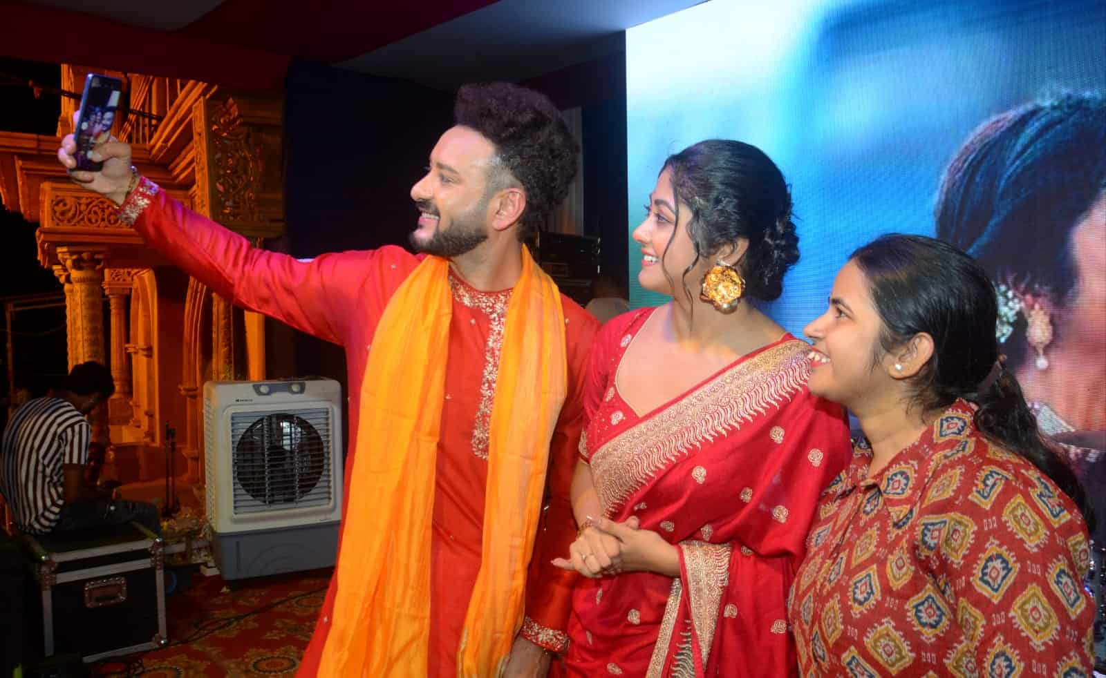 দুই তারকা নিরাশ করলেন না ভক্তদের। বরং হাসি মুখে অপেক্ষারত অনুরাগীদের সঙ্গে নিজস্বী তুললেন এবং হাতও মেলালেন সাহেব ও সুস্মিতা।  