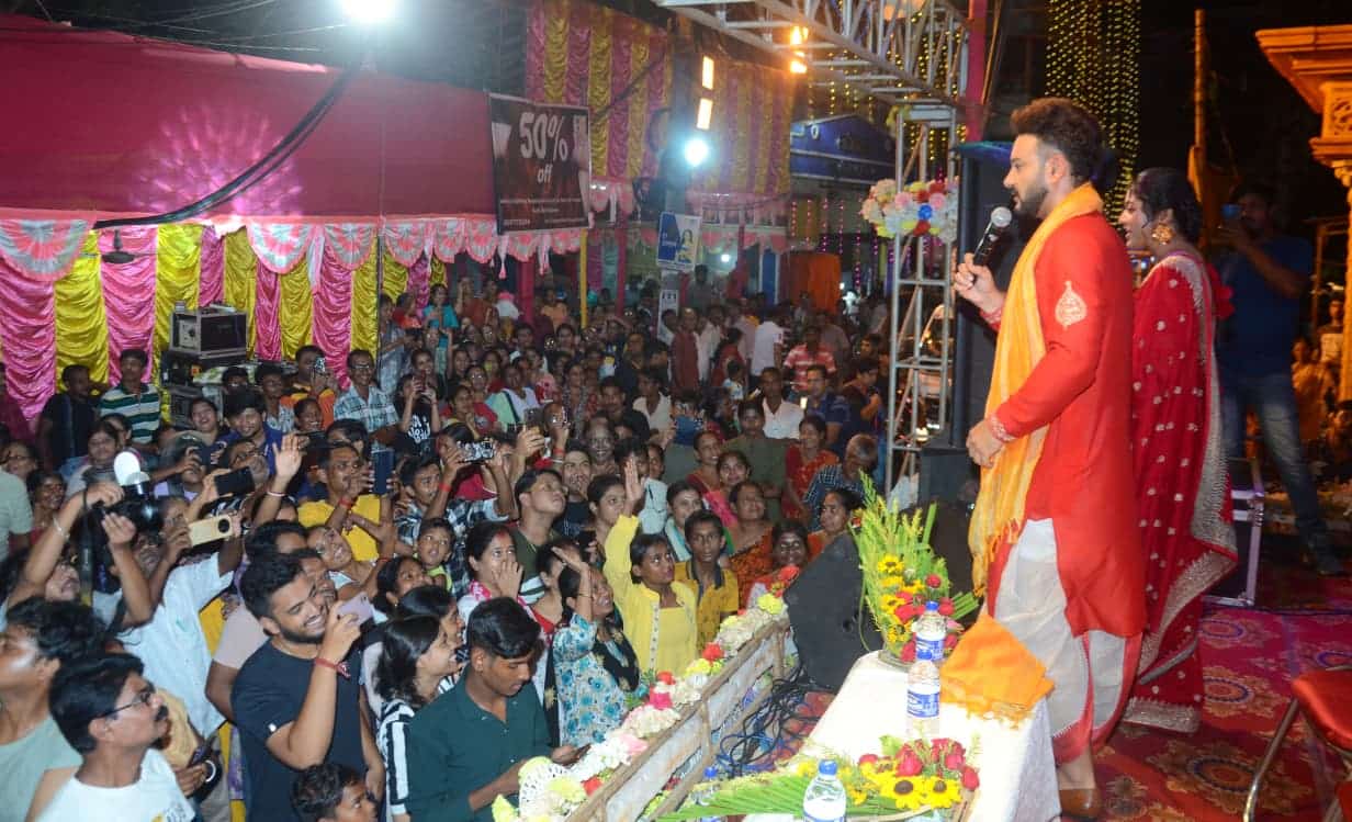 এমন বিরাট করে আয়োজন এবং থিম পুজোর মিশেল সচরাচর দেখা মেলা না গণেশ পুজোয়। সাহেব বলেন, “ক্লাবের নামটাই খুব সুন্দর। ‘আমরা’র গণপতি উৎসব। নামটাই বলে দিচ্ছে যে পাড়ার সকলকে নিয়েই এই গণপতি উদ্‌যাপন। পাড়ার মা-দিদিমারা বসে আছেন। দাদারা সব আয়োজন সামলাচ্ছেন। এগুলিই তো ছোটবেলায় ফিরিয়ে নিয়ে যায়।”  