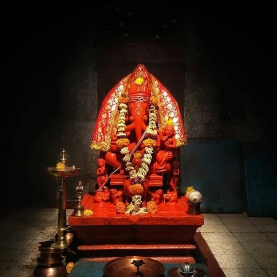 পুণে শহরের অলিগলিতে লুকিয়ে আছে এই আশ্চর্য গণেশের গল্প। সাধারণত গণেশের বাহন বললে ইঁদুরের কথাই মনে পড়ে। কিন্তু এই মন্দিরে গণেশের বাহন ইঁদুরের বদলে ময়ূর।