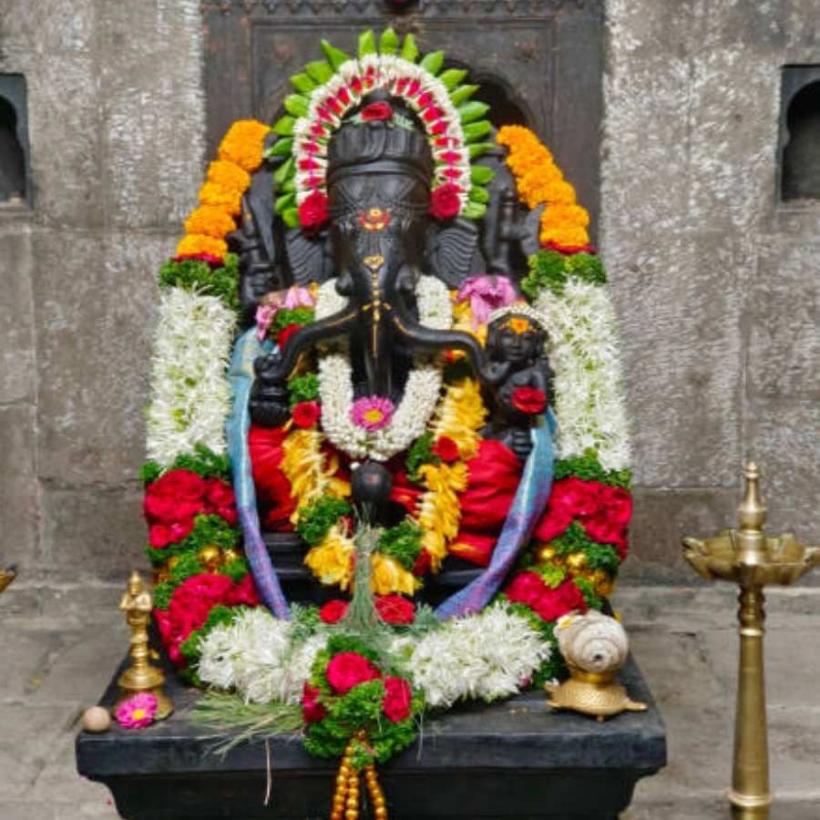 শুধু তাই নয়, এই গণেশের আছে তিনটে শুঁড় আর ছ’টা হাত! এই ত্রিশুণ্ড ময়ূরেশ্বর গণপতির নামের পেছনেও আছে এক দারুণ কাহিনি।