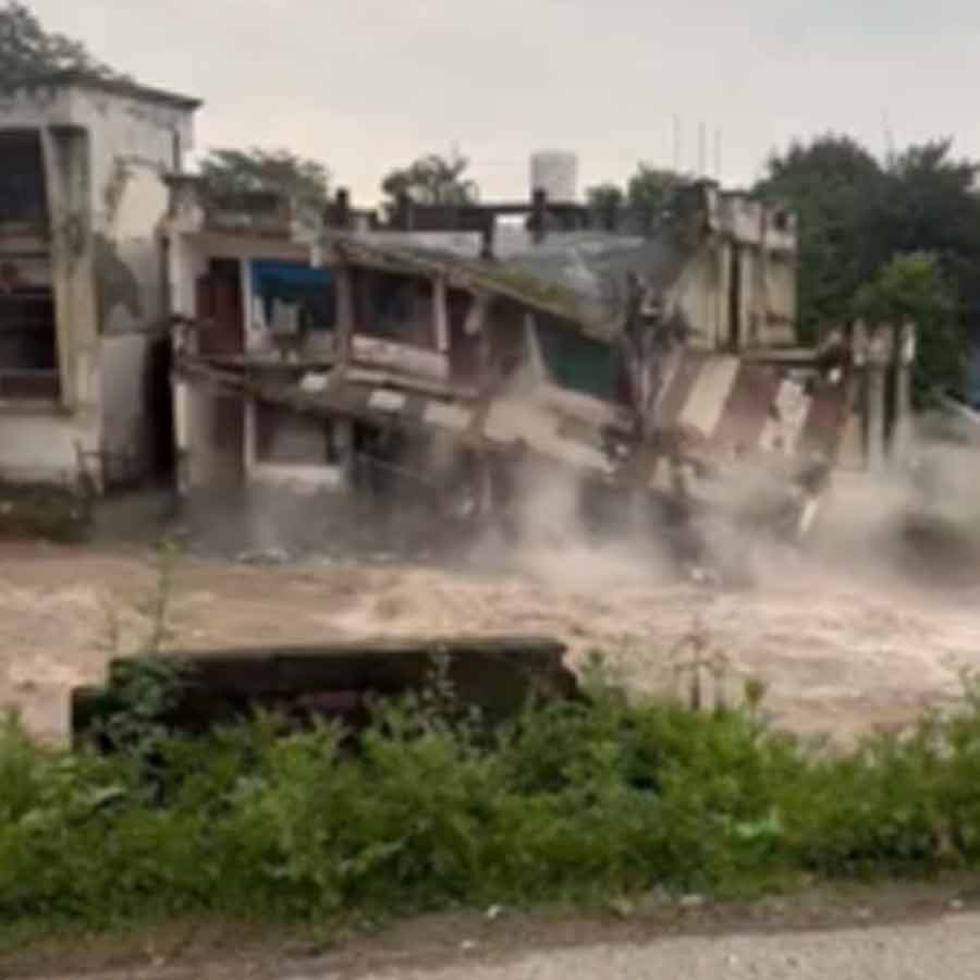 পঞ্জাবে প্রবল বৃষ্টিতে হুড়মুড়িয়ে ভেঙে পড়ল বহুতল! সেনার তৎপরতায় প্রাণরক্ষা ২২ জনের