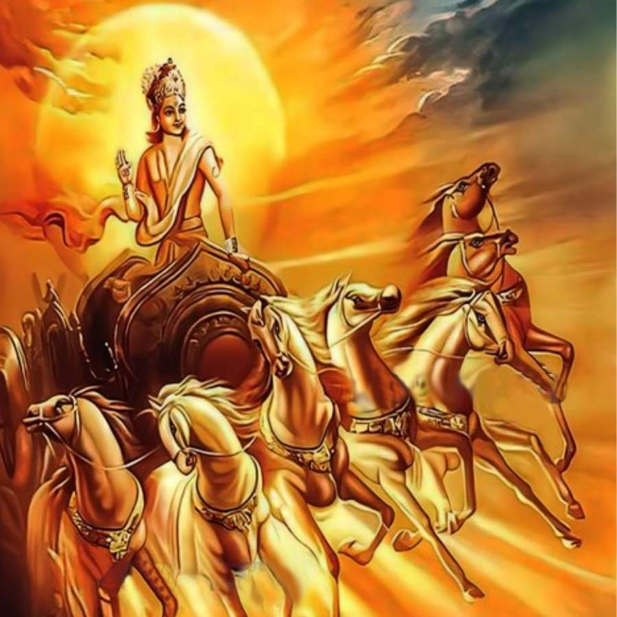 ৪। সূর্যদেবের বরপুত্র সিন্ধু দেবতাদের পরাজিত করে স্বর্গ দখল করে নেন। পুজো-যজ্ঞ বন্ধ করিয়ে ঘোষণা করেন দেবতাদের নয়, তাঁরই উপাসনা চলবে।