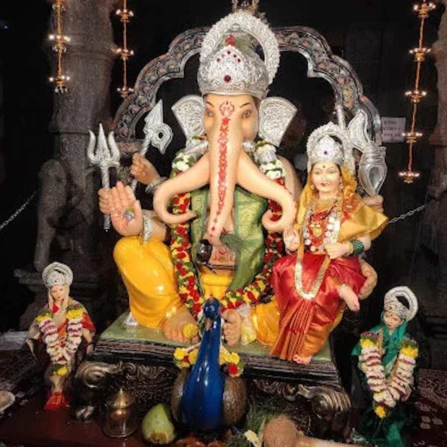 ৯। স্থানীয় মানুষ এঁকে বলেন মোরেশ্বর।