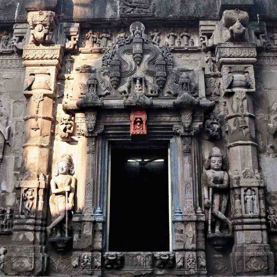 ১০। পুনের সোম্বর পেঠের অলি-গলির ভেতরে দাঁড়িয়ে আছে ত্রিশুণ্ড ময়ূরেশ্বর গণপতি মন্দির। ১৭৫৪ থেকে ১৭৭০ সালের মধ্যে সাধক ভীমজিগিরি গোস্বামীর তত্ত্বাবধানে তৈরি এই মন্দির আজও এক বিস্ময়।