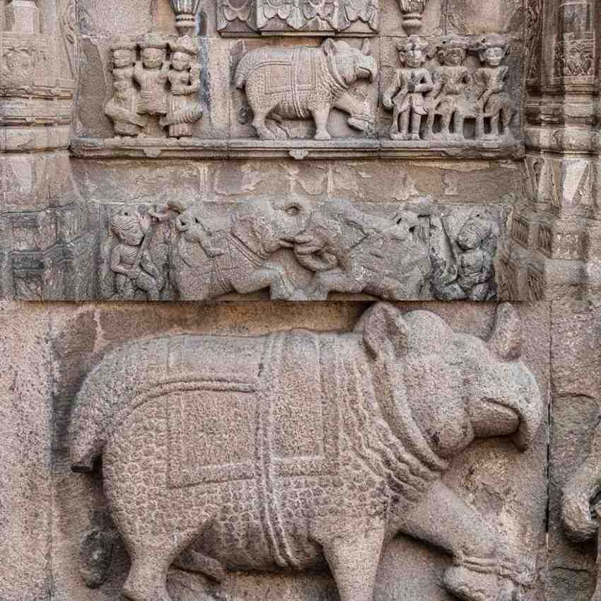 ১২। মন্দিরের স্থাপত্যে রাজস্থান, মালওয়া ও দক্ষিণ ভারতের ছাপ একসঙ্গে মিশে আছে। দেওয়ালে খোদাই করা রয়েছে দেবনাগরী, সংস্কৃত ও ফারসি লিপি। খোদাইয়ে দেখা যায় পৌরাণিক জীবজন্তু, এ যেন ইতিহাস ও শিল্পের এক অদ্ভুত মেলবন্ধন।