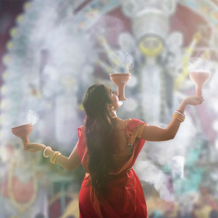 Significance of Dhunuchi Dance in Durga Puja | Why Do Bengalis Perform Dhunuchi Dance During Durga Puja dgtl - Anandabazar