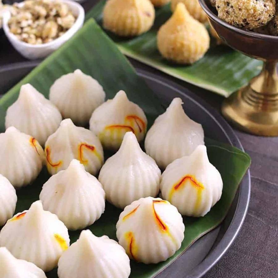 ১৫। ভক্তেরা ২১টি দূর্বা আর ২১টি মোদক দিয়ে এখানে গণেশের পুজো করেন। এই মূর্তির প্রতিটি অংশেই যেন এক দারুণ গল্প লুকিয়ে আছে। এটি শুধু একটি মন্দির নয়, বরং ইতিহাস, স্থাপত্য আর আধ্যাত্মিকতার এক সুন্দর মিলনস্থল এটি।