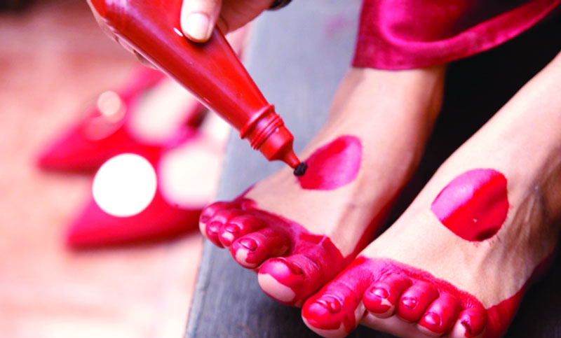 আলতা কী এবং কেন এটি এত গুরুত্বপূর্ণ: আলতা হল এক ধরনের তরল লাল রঙ। যা সাধারণত পায়ের পাতায় লাগানো হয়। প্রাচীনকালে এটি লাক্ষা নামক প্রাকৃতিক উপাদান থেকে তৈরি হত। আলতার এই লাল রঙ রক্তের প্রতীক। যা জীবন, শক্তি, সমৃদ্ধি এবং উর্বরতাকে ইঙ্গিত করে। তাছাড়া, হিন্দু ধর্মানুসারে এটি সৌভাগ্য ও মঙ্গলেরও প্রতীক। 