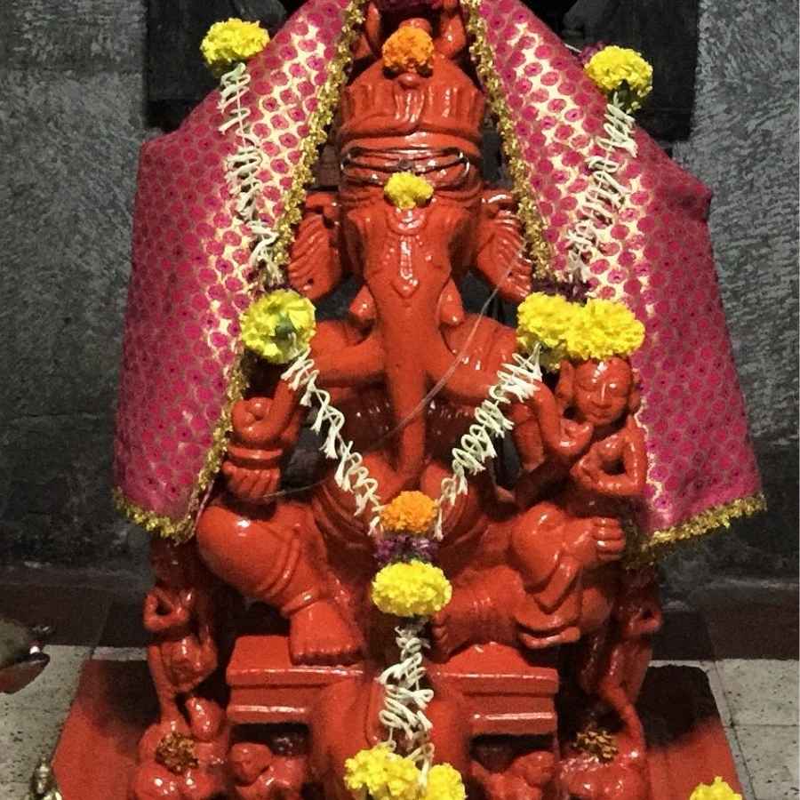 ১৬। স্থানীয় বিশ্বাস অনুযায়ী, তিন শুঁড় ব্রহ্মা-বিষ্ণু-মহেশ্বরের প্রতীক, আবার কেউ বলেন তিন কাল—অতীত, বর্তমান, ভবিষ্যতের প্রতীক। অর্থাৎ সৃষ্টির, পালন ও সংহারের নিয়ন্ত্রক একমাত্র তিনি। (এই প্রতিবেদনটি ‘আনন্দ উৎসব’ ফিচারের একটি অংশ।)