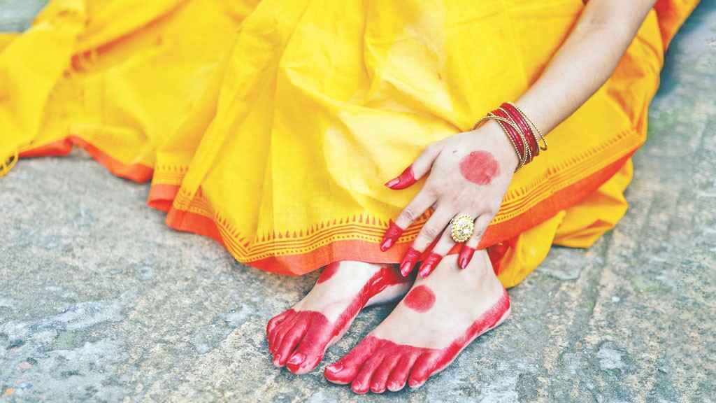 আলতার ইতিহাস: নানা ঐতিহাসিক দলিল ও সাহিত্যে আলতার উল্লেখ পাওয়া যায়। প্রাচীন ভারতে এটি প্রসাধনী হিসাবে ব্যবহৃত হলেও এর কিছু ব্যবহারিক গুরুত্বও ছিল। মনে করা হয়, আলতা মূলত পায়ের কিছু ছত্রাকজনিত রোগ (যেমন - হাজা) প্রতিরোধী একটি আয়ুর্বেদিক ওষুধ হিসাবে ব্যবহৃত হত। 