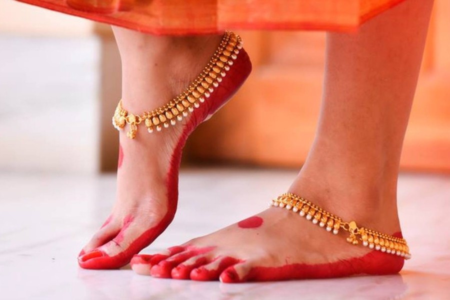 আলতা এবং দেবীপুজো: দুর্গাপূজা, লক্ষ্মীপুজো এবং কালীপূজার মতো দৈব নারীশক্তির আরাধনায় আলতার বিশেষ গুরুত্ব রয়েছে। দেবীমূর্তির পায়েও আলতা পরানো হয়। যা দেবীর শক্তি ও মঙ্গলময়ী রূপ তুলে ধরে। অনেক মন্দিরে পুজোর থালায় সিঁদুরের সঙ্গে আলতাও দেবীকে নিবেদন করা হয়। 