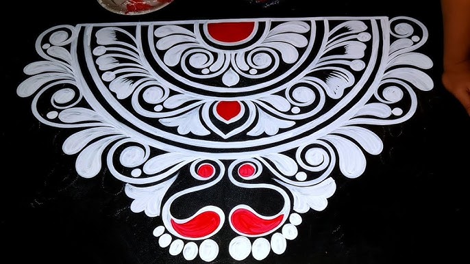 লক্ষ্মীপুজোয় আলতা সমৃদ্ধির আগমন: লক্ষ্মীপুজোয় ধন-সম্পদ ও সমৃদ্ধির দেবী কমলার আরাধনা করা। প্রচলিত বিশ্বাস অনুযায়ী, লক্ষ্মীদেবীর পায়ের চিহ্ন সমৃদ্ধির প্রতীক। ওই দিন গৃহিণীরা আলতা দিয়ে ঘরের চৌকাঠে বা পুজোর স্থানে লক্ষ্মীর পায়ের আলপনা আঁকেন। যা দেবীকে ঘরে আহ্বান জানানোর একটি প্রথা। 