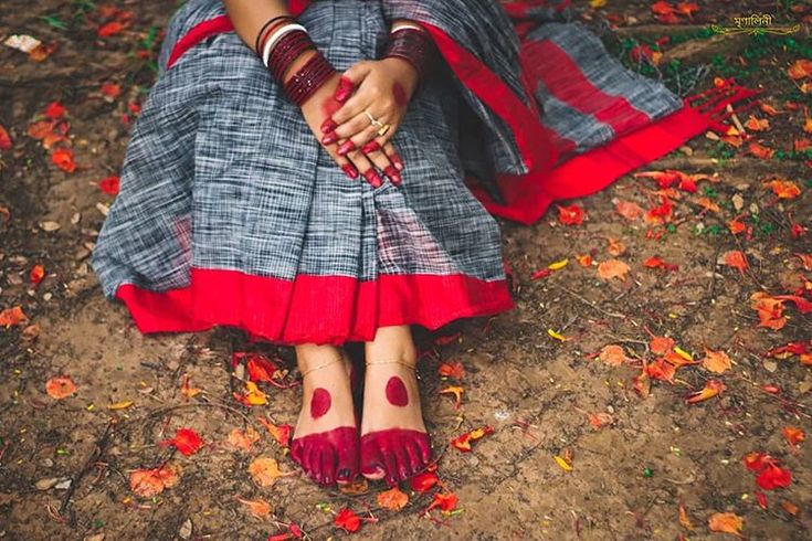 কোন মহিলারা আলতা পরেন: ঐতিহ্যগত ভাবে আলতা মূলত বিবাহিত মহিলারা পরতেন। যা তাঁদের সধবা হওয়ার চিহ্ন হিসাবে গণ্য হতো। সিঁদুরের মতোই আলতাও তাঁদের বিবাহিত জীবনের প্রতীক। তবে আধুনিক সময়ে এই প্রথা আর শুধুমাত্র বিবাহিত মহিলাদের মধ্যে সীমাবদ্ধ নেই। যে কোনও বয়সের অবিবাহিত মেয়েরাও আলতা পরেন আজকাল। 