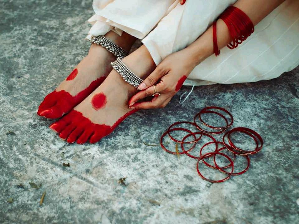 আলতা কি শুধুই প্রসাধনী? আলতা শুধু একটি প্রসাধনী নয়। এটি বাঙালির বহু বছরের সংস্কৃতি ও ঐতিহ্যের এক স্মারক। আলতা পরা পা কেবল সৌন্দর্যের প্রতীক নয়। বরং তা ঐতিহ্য, সংস্কৃতি এবং জীবনের মঙ্গল কামনার এক জীবন্ত প্রতিচ্ছবি। এই কারণেই বিভিন্ন পুজোয় মহিলারা আজও অনেকেই আলতা পরেন। (এই প্রতিবেদনটি ‘আনন্দ উৎসব’ ফিচারের একটি অংশ।)