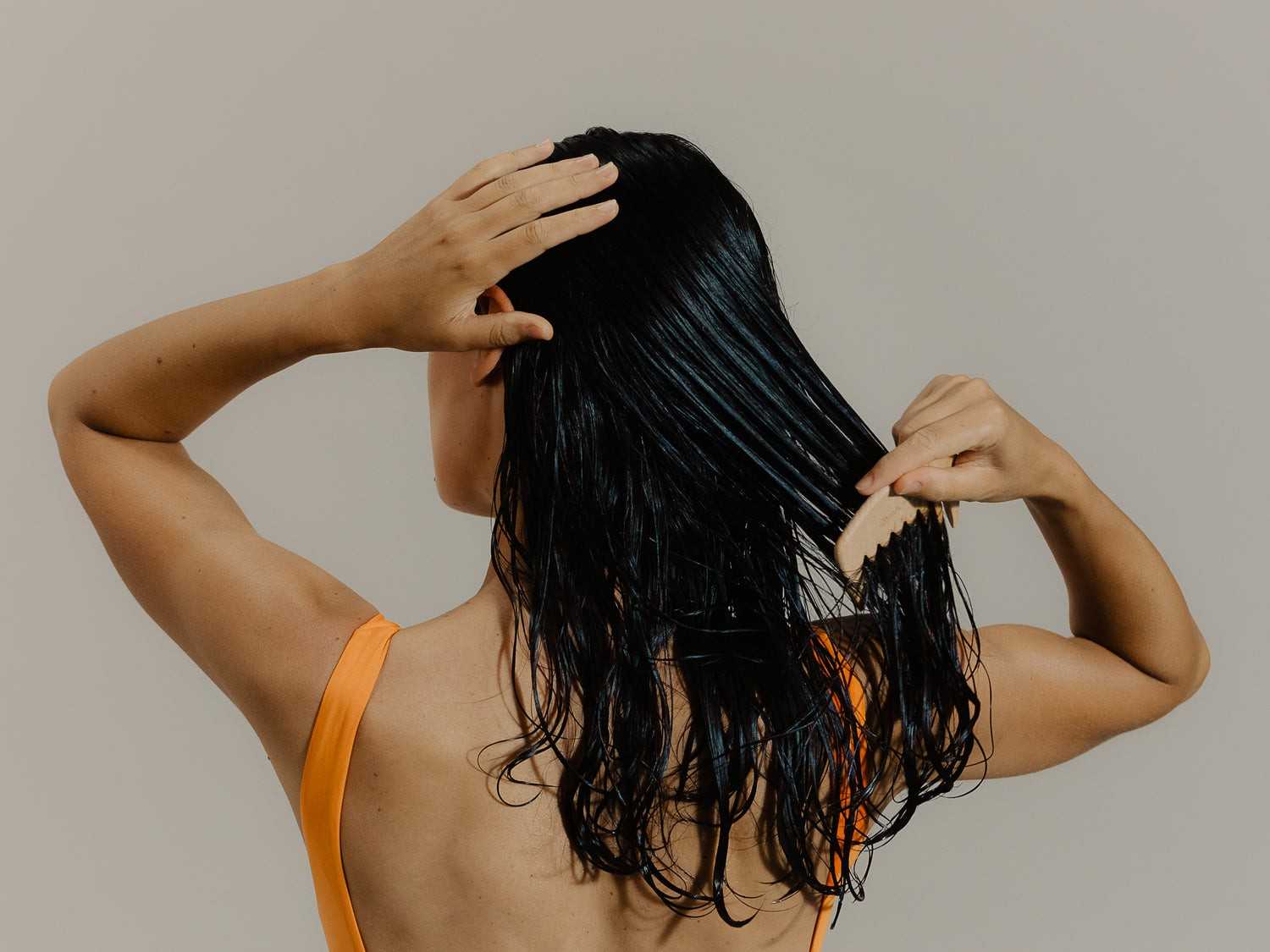 পুজোর আগেই চুলের যত্ন: উৎসবের ঠিক আগেই চুলের যত্ন নেওয়া শুরু করুন। পুজোর কয়েক দিন আগে থেকেই চুলে রাসায়নিকযুক্ত জিনিস ব্যবহার কমিয়ে দিন। একটি ভাল হেয়ার স্পা অথবা ডিপ কন্ডিশনিং ট্রিটমেন্ট করিয়ে নিন। এতে চুলের রুক্ষতা কিছুটা কমবে এবং চুল নরম থাকবে।