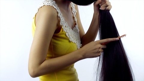 সঠিক চিরুনি ব্যবহার: চুল আঁচড়ানোর জন্য একটি ভাল মানের মোটা দাঁতের চিরুনি ব্যবহার করুন। শ্যাম্পু করার পর চুল ভিজে অবস্থায় আঁচড়ানো থেকে বিরত থাকুন। এতে চুলের গোড়া দুর্বল হয়ে পড়ে। চুল শুকিয়ে এলে সাবধানে জট ছাড়ান।