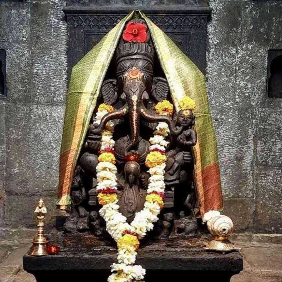 এরপর ত্রেতাযুগে সিন্ধু নামক এক দৈত্য অমরত্বের বর পেয়ে ত্রিলোককে অস্থির করে তুললে ময়ূরেশ্বর রূপে আসেন গণপতি। তাঁর বাহন ছিল ময়ূর, যা পরে তিনি তার ভাই কার্তিকেয়কে উপহার দেন। এই রূপেই তিনি সিন্ধুর উদর থেকে অমৃত কলস বের করে তাকে পরাজিত করেন।